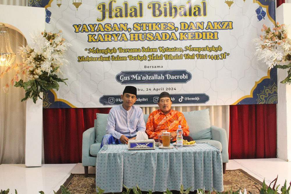 (Dari Kiri: Gus Ma'adz berfoto bersama Pembina Yayasan Karya Husada Kediri Drs. H. Radjak, Amk.,MM.)) 